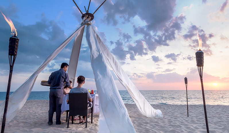 PRIVATE DINING BY THE BEACH